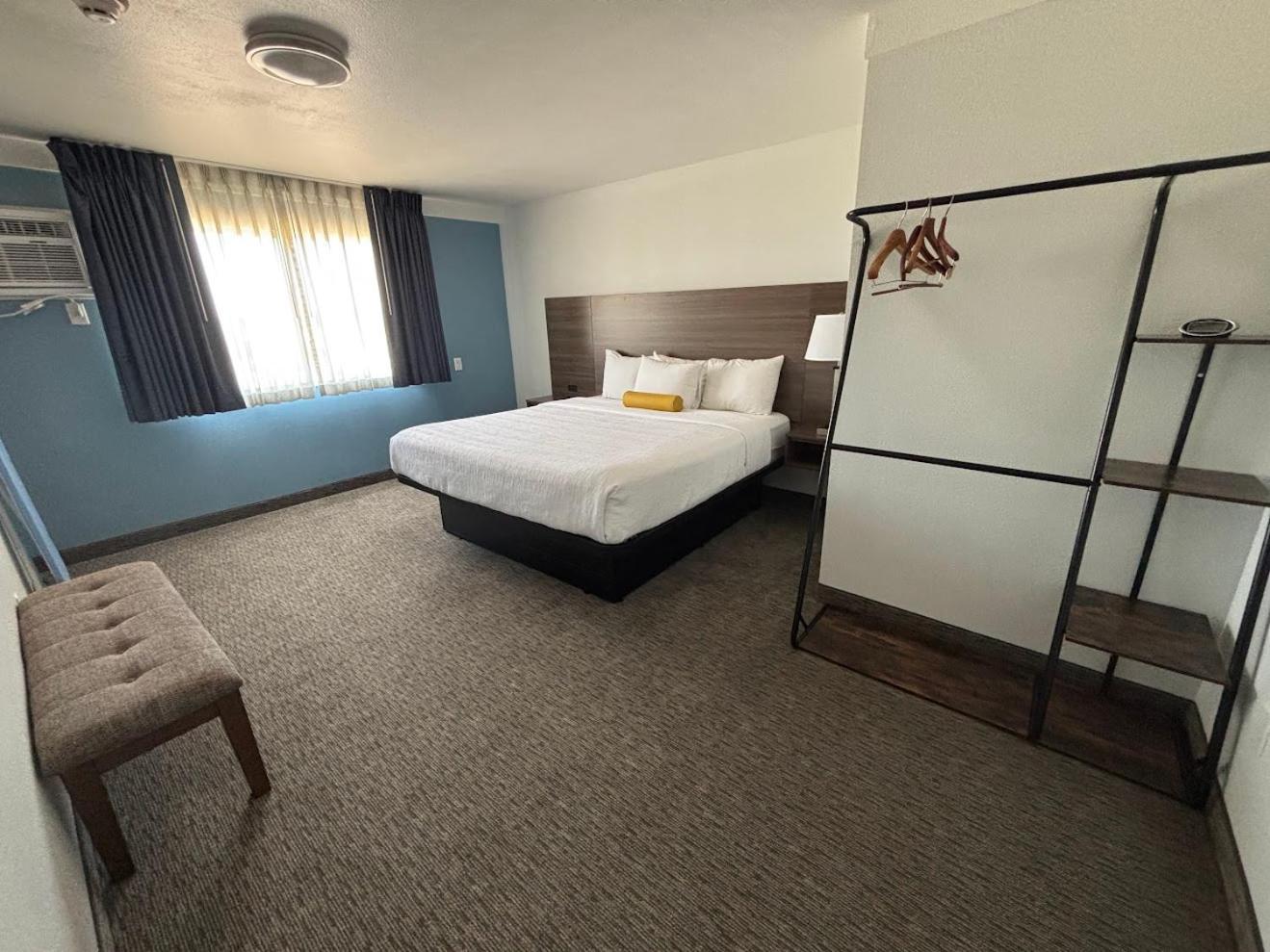 Hotel Pommier Indianola Bagian luar foto