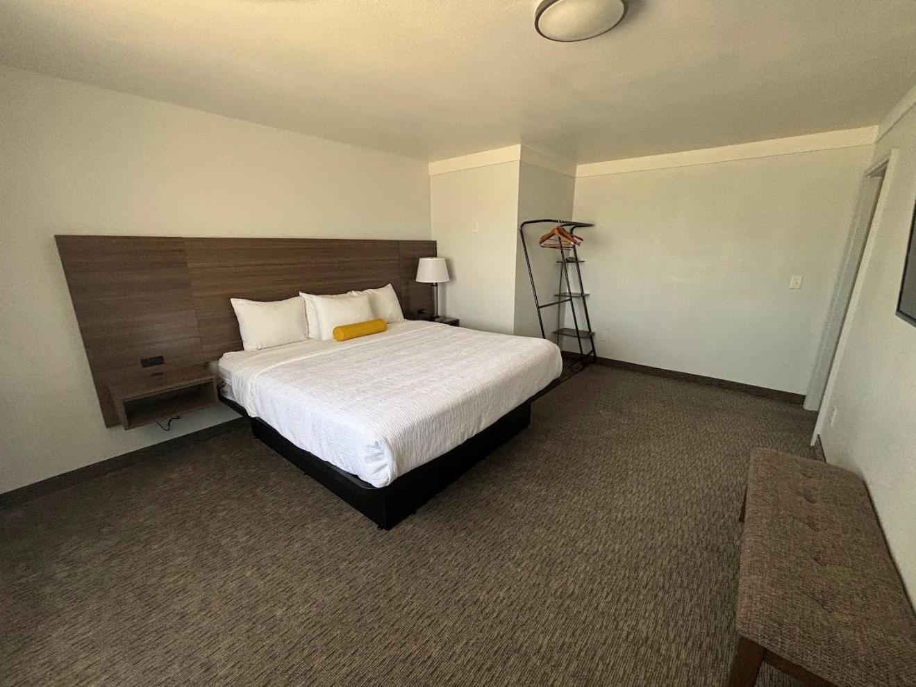 Hotel Pommier Indianola Bagian luar foto