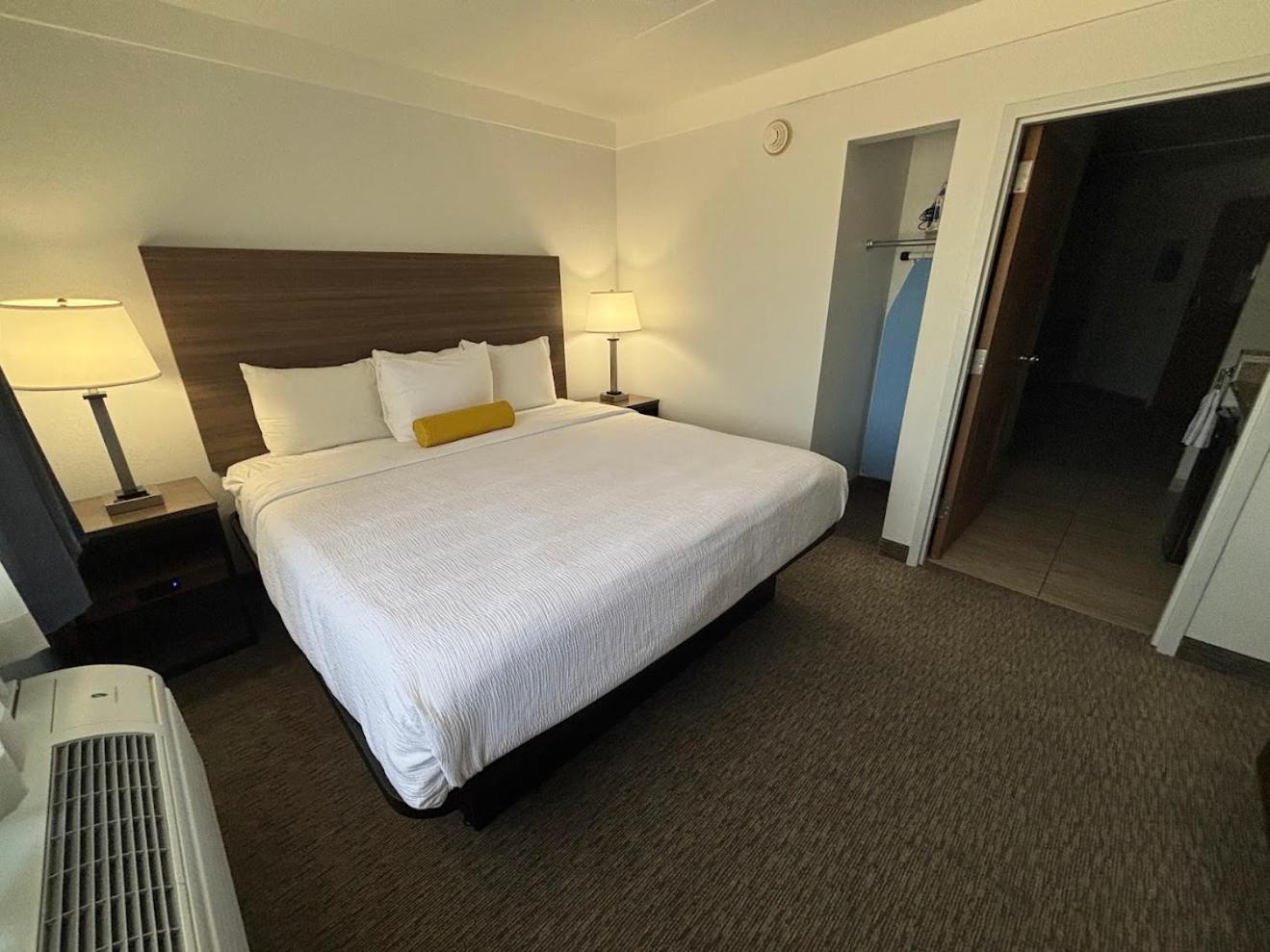 Hotel Pommier Indianola Bagian luar foto